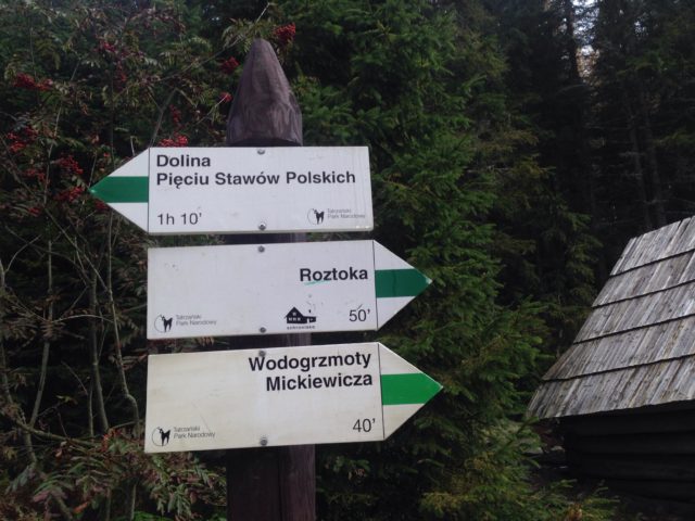 znak z oznaczeniami szlaków w górach