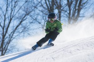 Człopiec cieszący się Tatry Super Ski